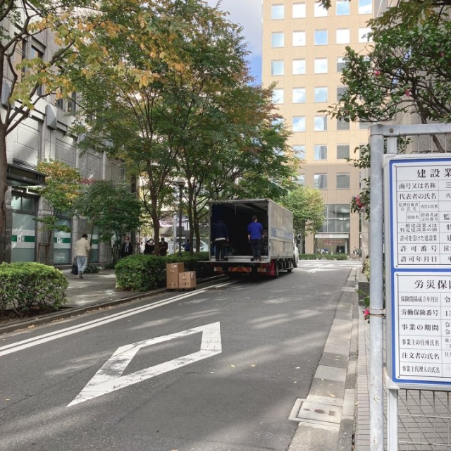 アクロス新川ビルアネックス ビル前面道路