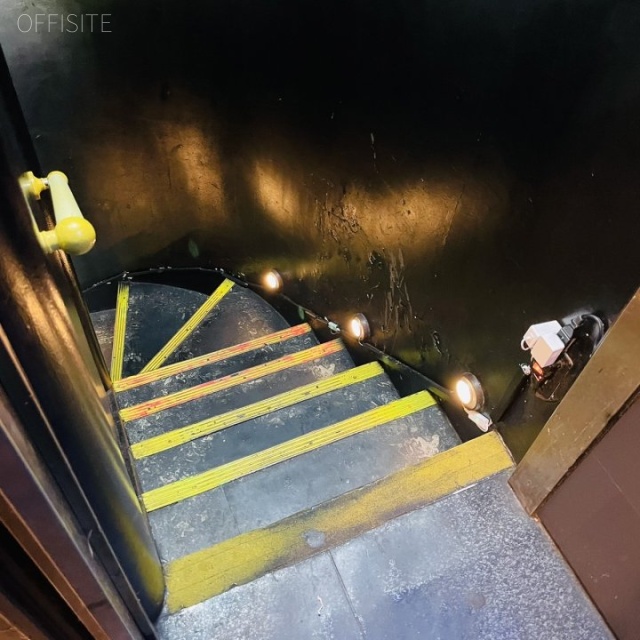 ウエノイレブンビル 地階への階段