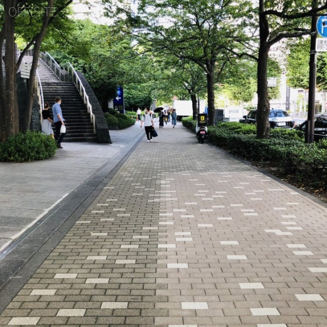 愛宕グリーンヒルズMORIタワー ビル前面道路