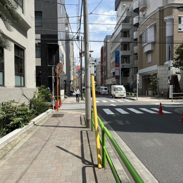 東方学会本館ビル 前面道路