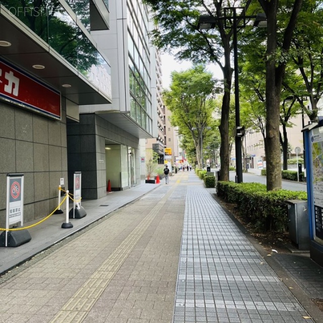 メットライフ新横浜ビル 前面歩道
