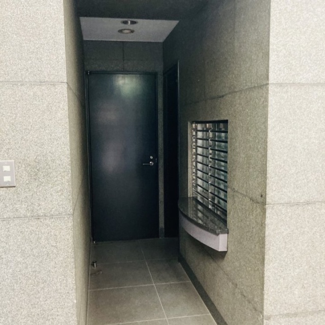 スタッフハウスビル エントランス