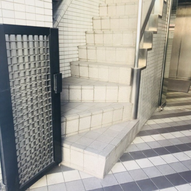 芝石井ビル 階段