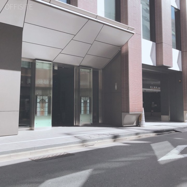 相互館110タワー オフィスビル出入口