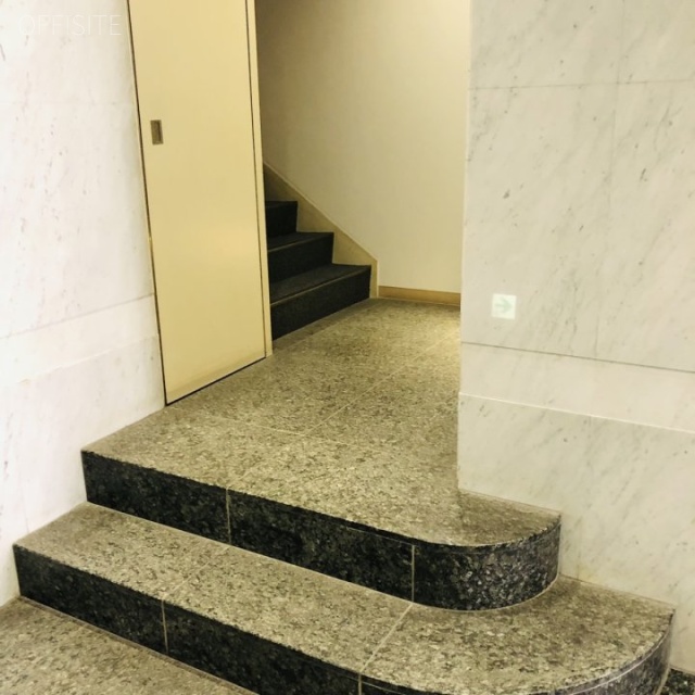 高輪偕成(タカナワカイセイ)ビル 内階段