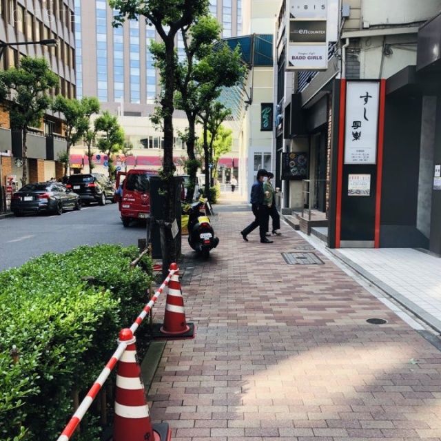 西銀座ビル 前面は交詢社通り