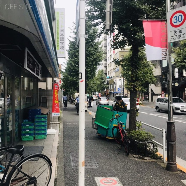 ウィンド北新宿 ビル前面道路
