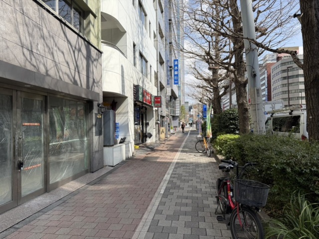 魚鉄ビル 前面歩道