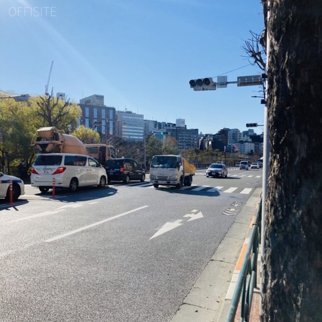 市ヶ谷クロスプレイス ビル前面道路