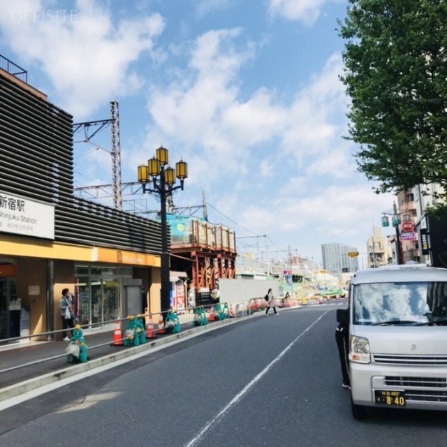 SIL新宿 ビル前面道路