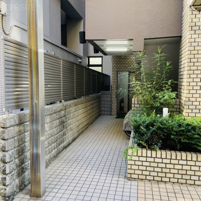 ムツミ工業本社ビル オフィスビル出入口