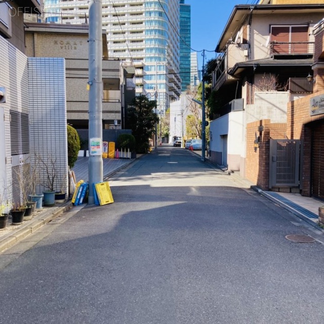 日産研会館 ビル前面道路