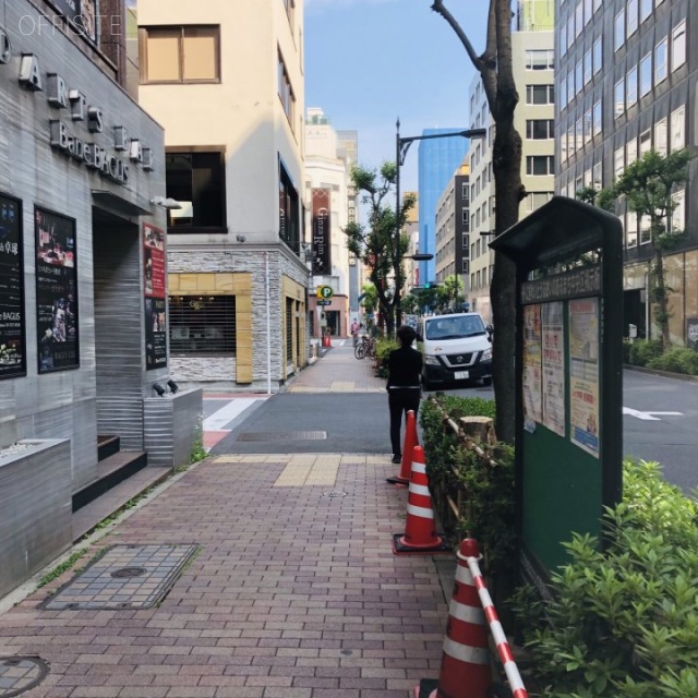 西銀座ビル 前面は交詢社通り