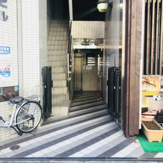 芝石井ビル エントランス