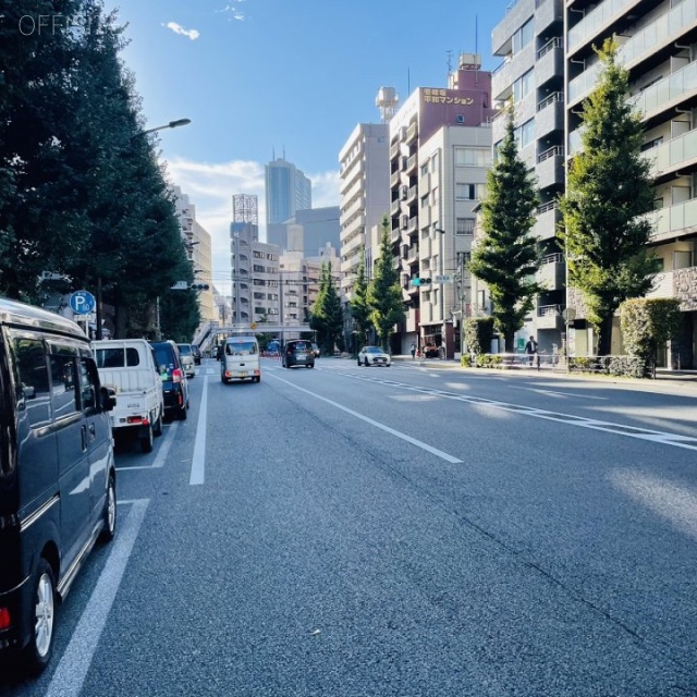 お茶の水ウィングビル 前面に春日通り