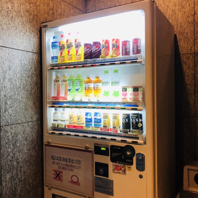 六本木ティーキューブ オフィスエントランスフロアに自販機