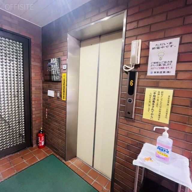 東新産業ビル エントランス