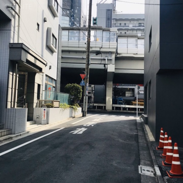 アデッソ西麻布 ビル前面道路