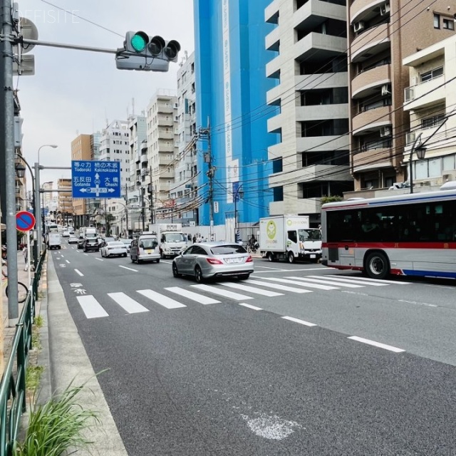 いちご目黒ビル 前面に目黒通り