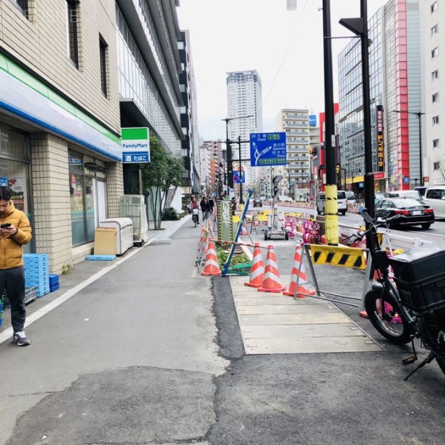 第44興和ビル 前面歩道