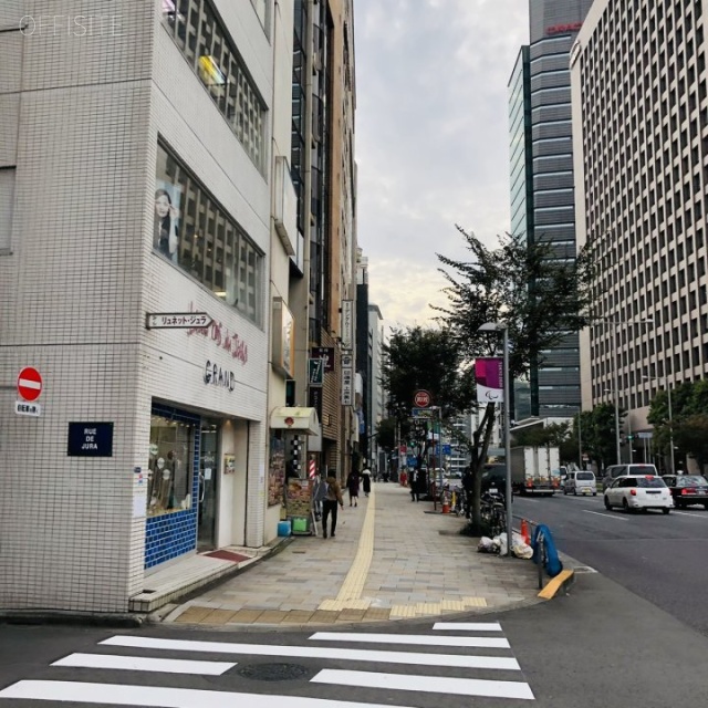 青山サクセスビル ビル前面道路