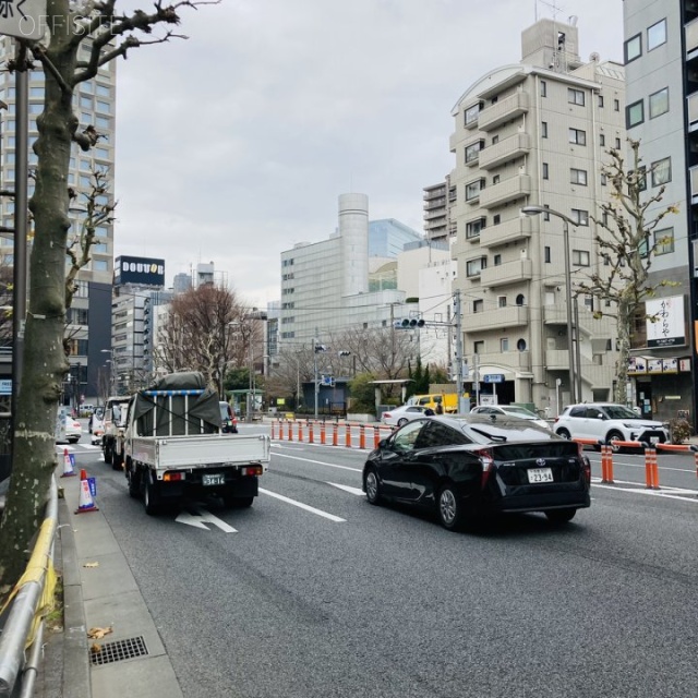 カワムラビル 前面は明治通り