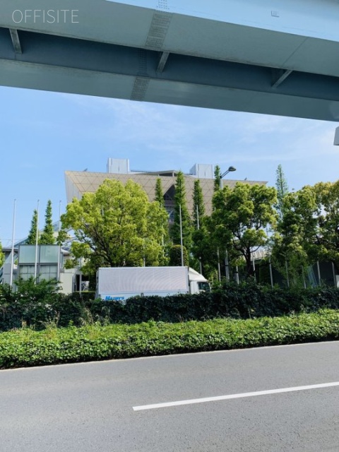 有明セントラルタワー 道路隔てた正面には東京ビックサイト