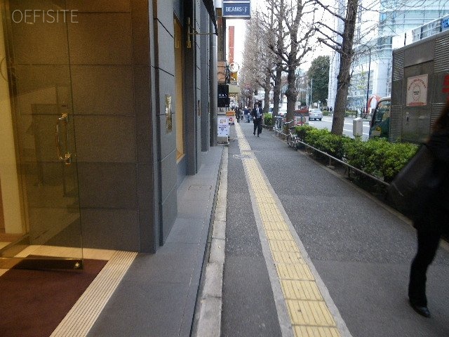 エスラ原宿ビル ビル前面道路