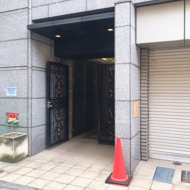 ワイズクレストビル エントランス