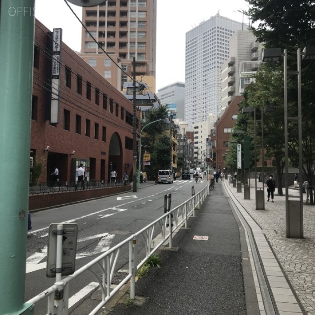 新宿マインズタワー ビル前面道路