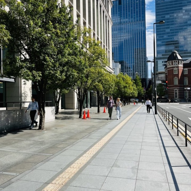 日本生命丸の内ビル 前面歩道