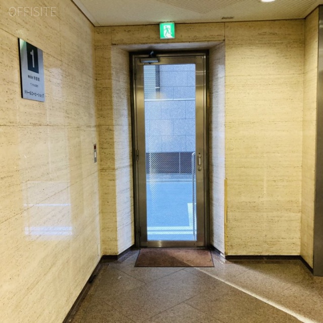 神田神保町ビル エントランス