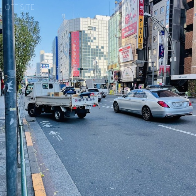 ウエノイレブンビル 前面に春日通り