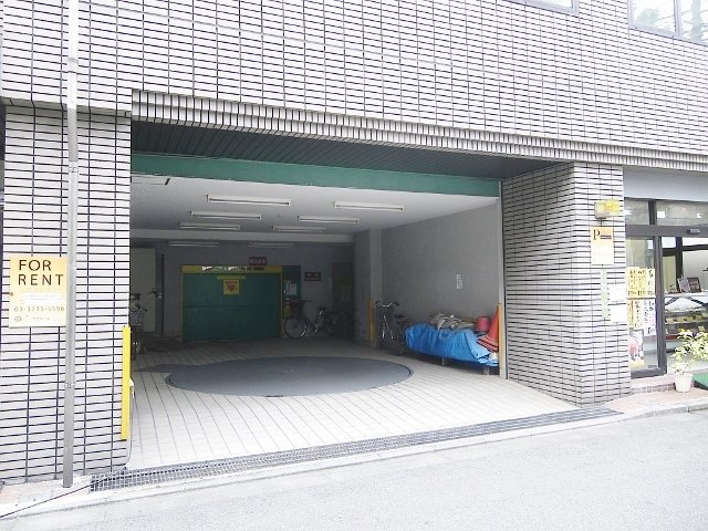 正進社ホールディングスビル 駐車場