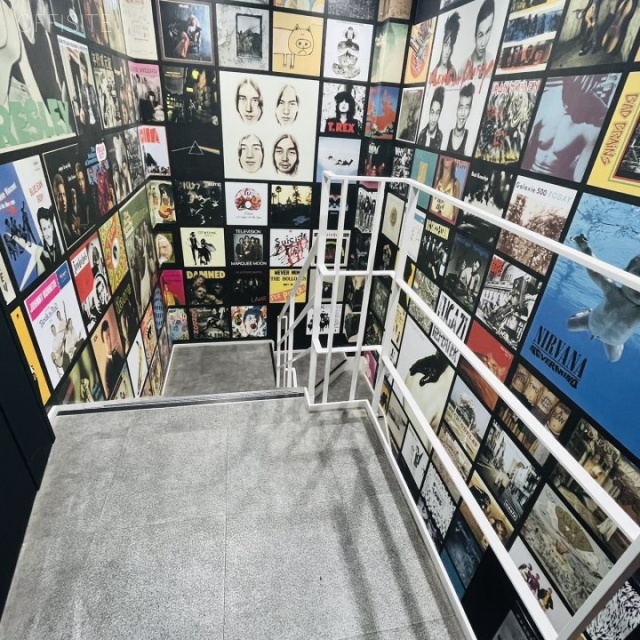 YY UDAGAWAビル 階段