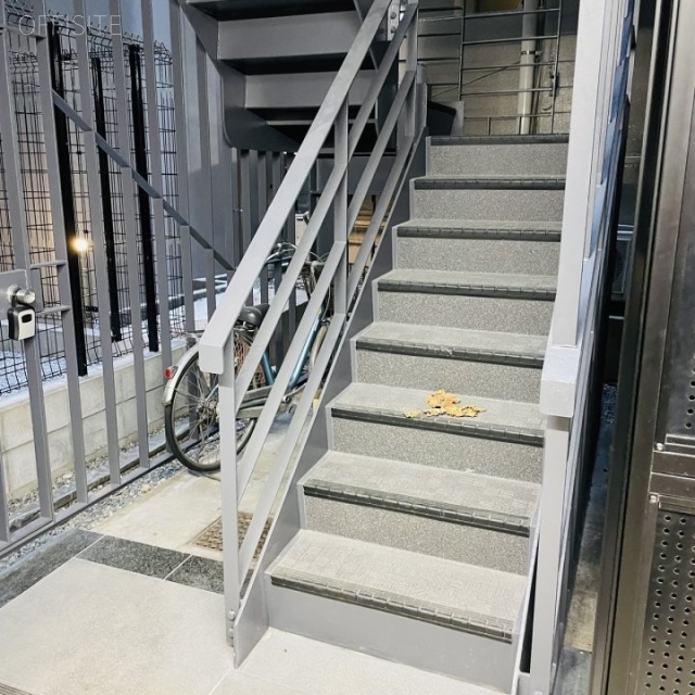 TRUST VAULE 岩本町 階段