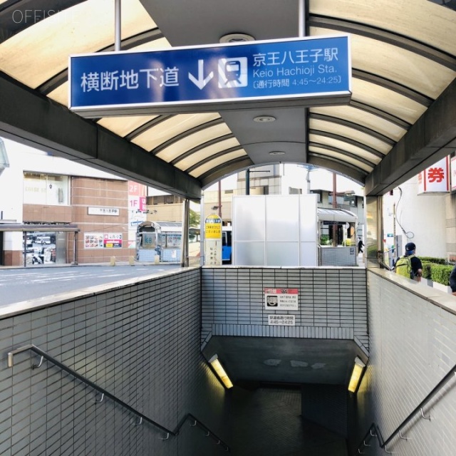 八王子ONビル 目の前に京王線八王子駅への階段
