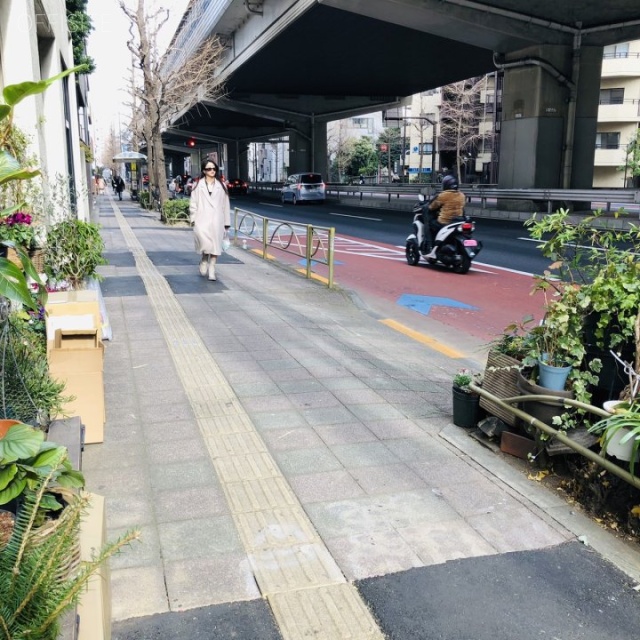 東洋興信所ビル 前面歩道