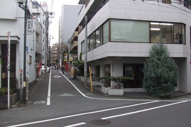 フォーラム千駄ヶ谷 ビル前面道路