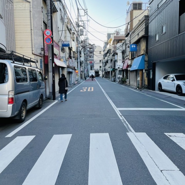 新小川町ビル ビル前面道路