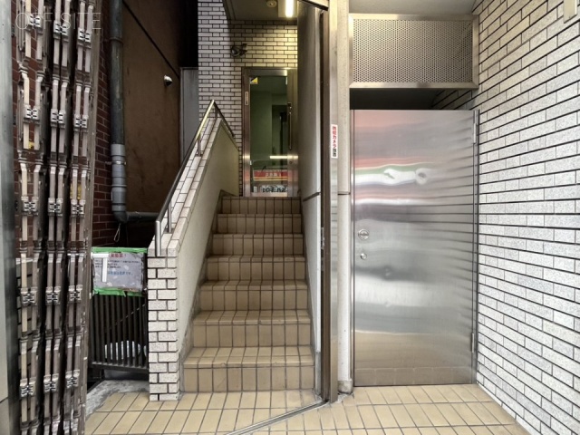 鶯ビル エントランス