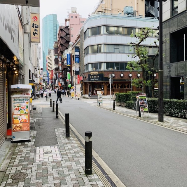 ユースクエア新橋 ビル前面道路