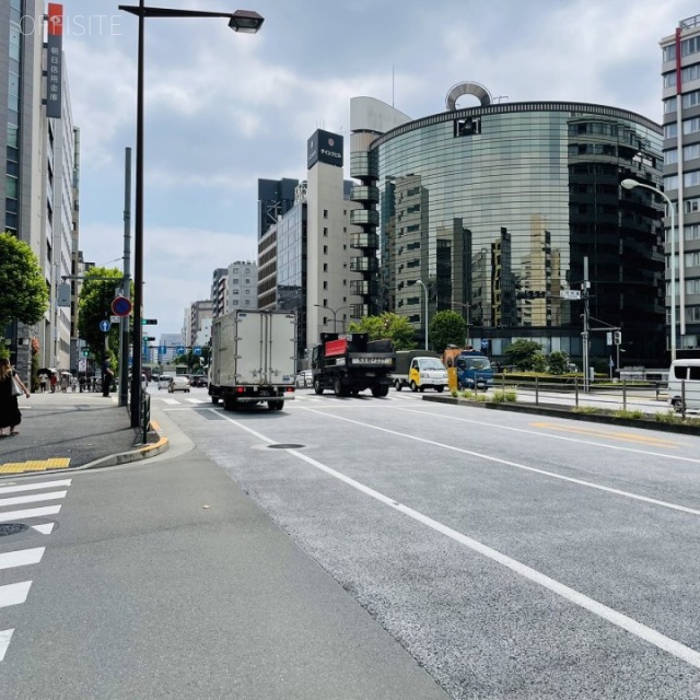 VORT秋葉原Ⅶビル 前面に靖国通り