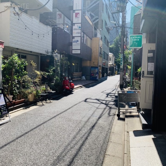 吉川ビル ビル前面道路
