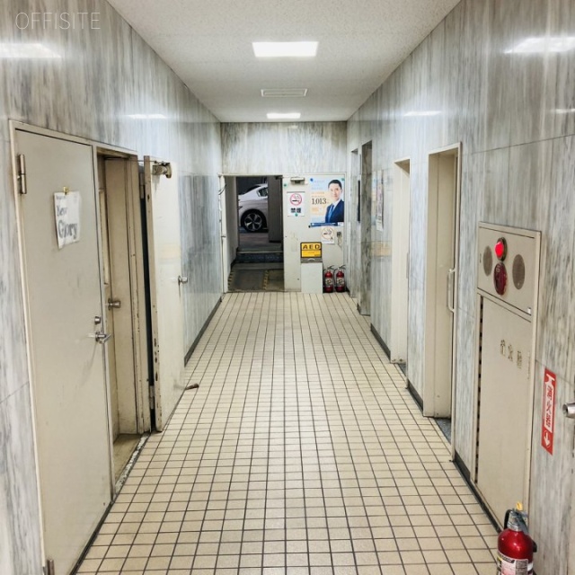 白王ビル エントランス