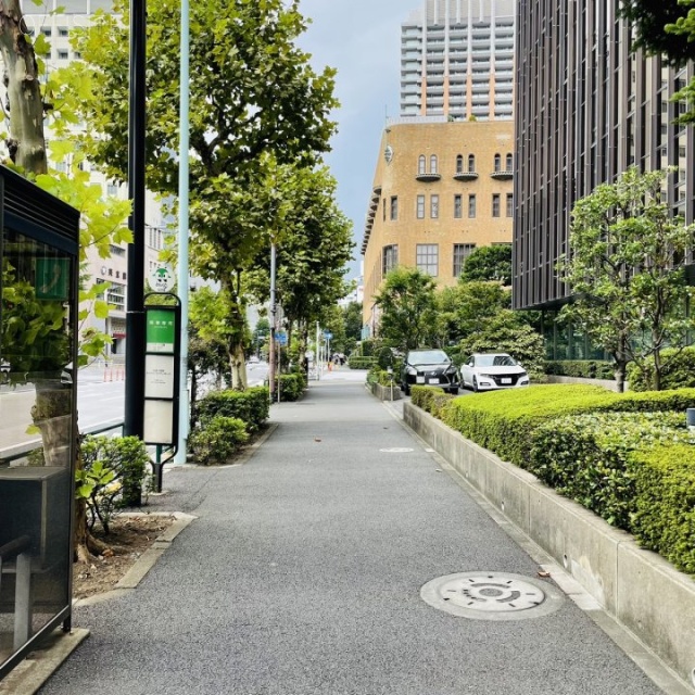 興和一橋ビル 前面歩道