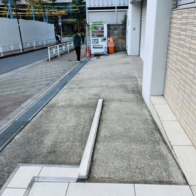 ミタケタワー オフィスビル出入口スロープ