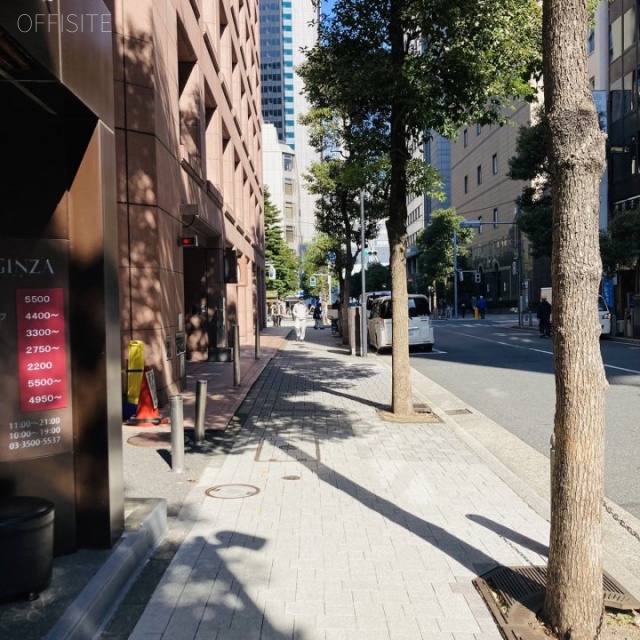 一松ビル 前面歩道