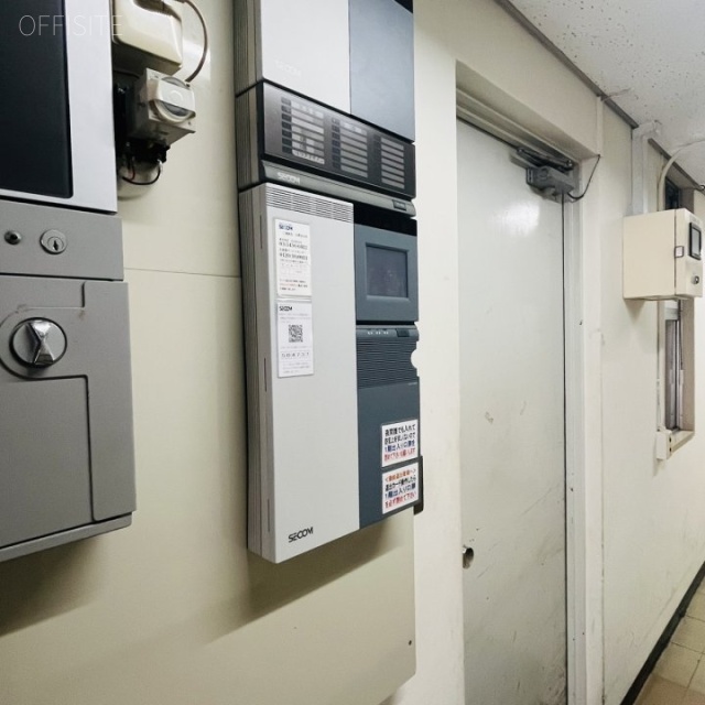 東新産業ビル エントランス