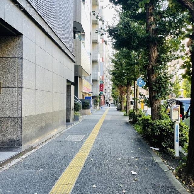 お茶の水ウィングビル 前面歩道